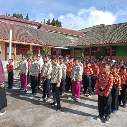 Apel pagi, menyanyikan lagu Indonesia Raya