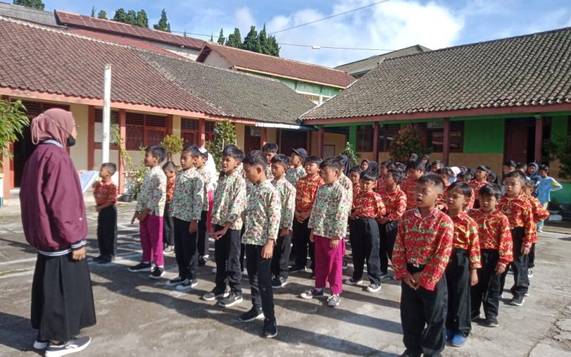 Apel pagi, menyanyikan lagu Indonesia Raya