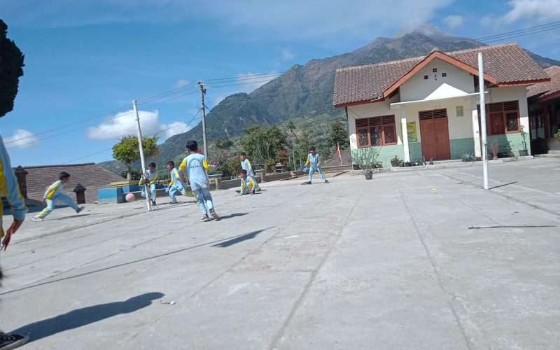 Bermain Sepak Bola di Halaman Sekolah